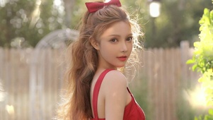 妩媚红裙美女