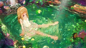 戏水的小姑娘