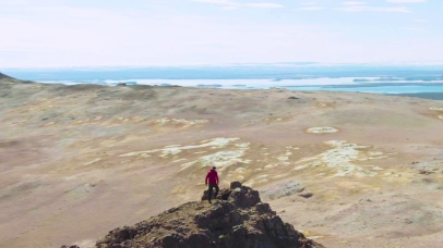 4K 高清 攀登山巅的旅行者