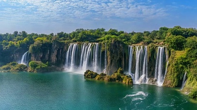 瀑布流水美丽风景