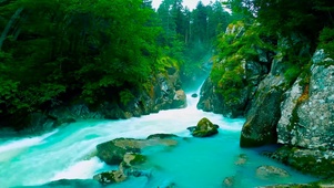 4K山涧河流