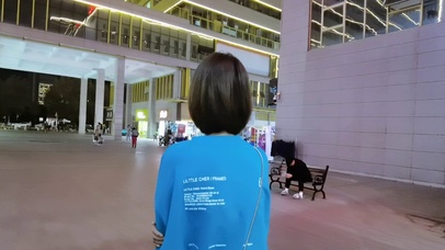 4k夜晚街边清纯女孩