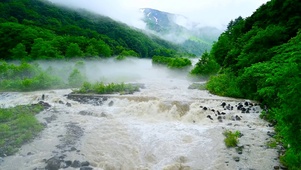 护眼山涧雾气流水