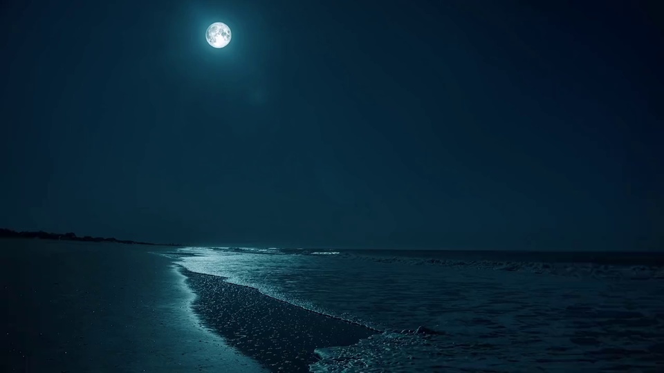 深夜海边圆月高悬，海面泛着月光的冷亮碎光，海浪轻拍湿软沙滩