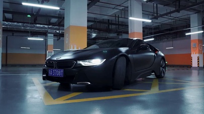 雨夜高架桥上的宝马i8