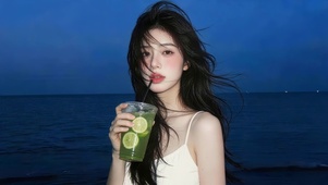 夜晚海边女孩