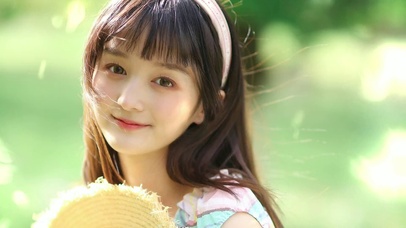 草地上的花裙子甜美女孩