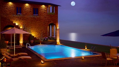 海边夜晚别墅泳池