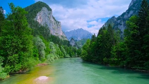 高山河流