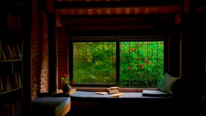 小屋窗外雨景