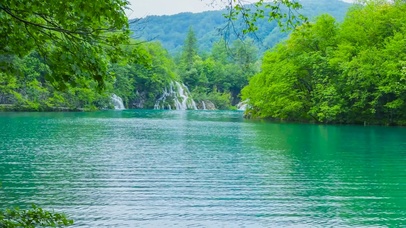 青山绿水瀑布湖泊