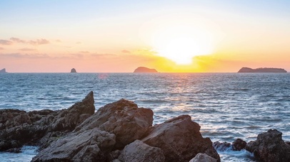 8K海岸礁石浪花落日夕阳