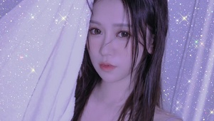 白嫩水灵吊带美女