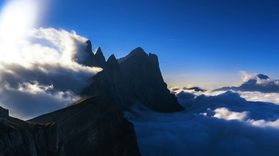 天山山脉山顶云海翻腾