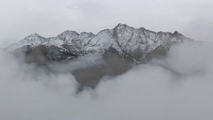 巍峨的山峰