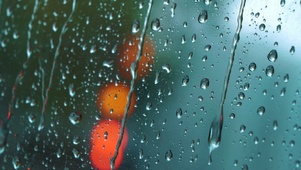 4K雨天的玻璃雨滴
