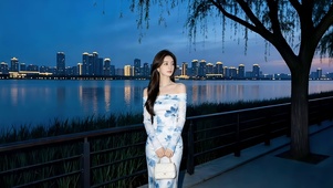 傍晚在湖边小道散步的时尚美女