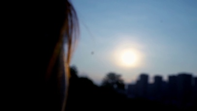 4K美女夕阳下比心剪影七夕