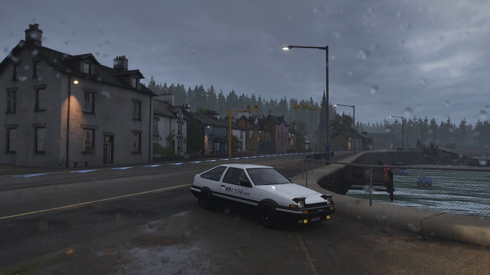雨天滨海公路上停放着白黑拼色掀背轿车，旁侧是临水石堤，远处雨雾笼罩着小镇民居与林木。
