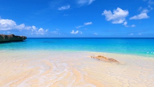 清澈蔚蓝海滩