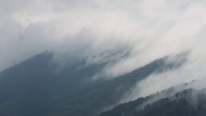 云山雾绕
