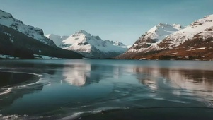 静谧清新雪山湖泊