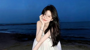 夜晚海边女孩