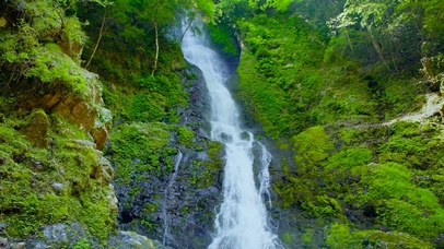 夏日山间瀑布流水