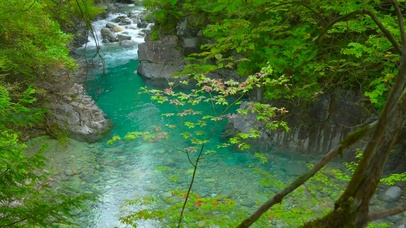 夏日护眼山涧碧流