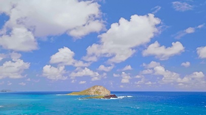 广阔的蓝天白云海岛