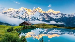 雪山下湖泊