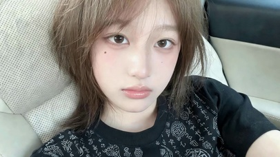 浅棕短发清纯美女