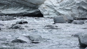 流水潺潺