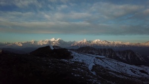 4k晨光中迷雾大地群山