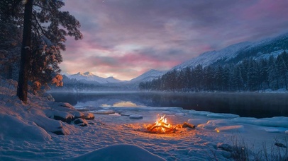 静谧雪天湖畔篝火