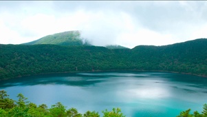 高山云雾湖面