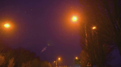路灯灯光下下雪飘着雪花