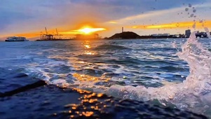夕阳下的海浪