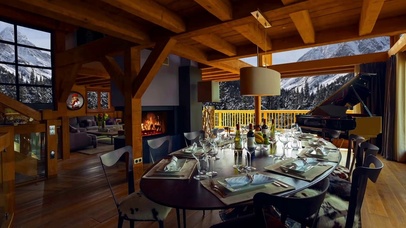 冬季雪天舒适客厅环境