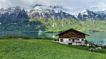 雪山湖边春天小屋