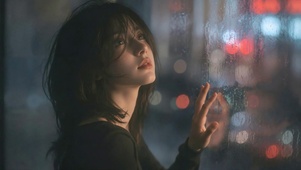 氛围感少女雨夜窗景