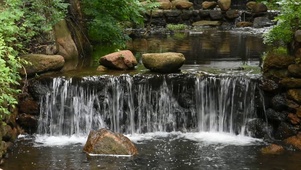 雨后山里小溪流水小瀑布