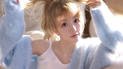 白嫩吊带尤物美女