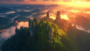 落日俯瞰绿色山峰