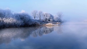 湖边雪景