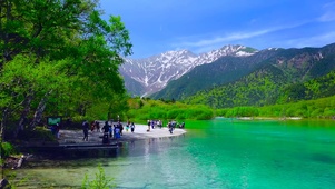 夏日高山河流