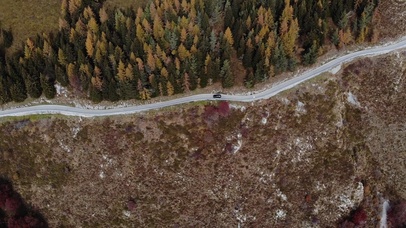 【4K航拍】上帝视角：山谷行驶