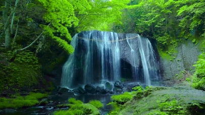 夏日清凉溪流瀑布