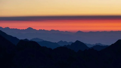 黄昏下连绵不绝的山峰唯美治愈