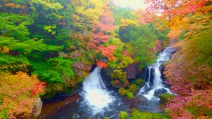 秋林红叶瀑布流水